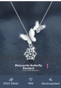 Détail du pendentif papillon en argent S925 avec moissanite sur fond bleu