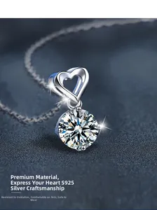 Gros plan détaillé du collier pendentif cœur en moissanite 1 carat en argent fin S925