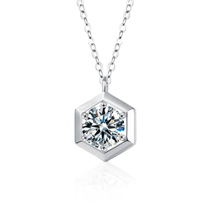 Élégant collier en argent sterling S925 avec pendentif moissanite hexagonal sur chaîne