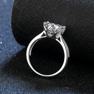 Eleganter S925 Sterlingsilber Moissanit Ring mit rundem Stein in Kronenfassung