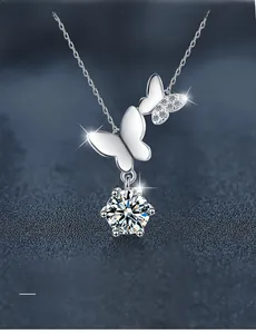 Macro d'un collier papillon en argent 925 avec pendentif moissanite ronde de coupe 3EX