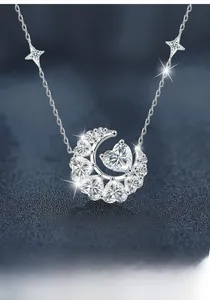 Vue macro du pendentif lune et cœur en argent 925 avec moissanite et détails d'étoiles