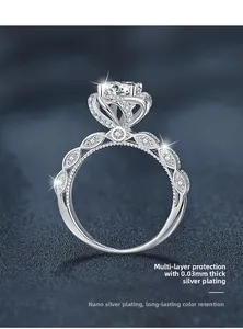 Vue détaillée d'une bague en argent 925 moissanite avec monture couronne de luxe