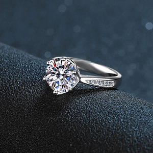 Luxuriöser S925 Silber Moissanit Ring mit Sechs-Krallen-Krone und Seiten-Diamanten