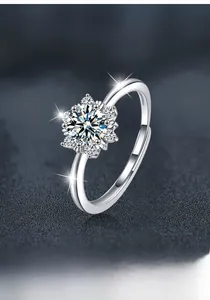 Détail macro de la bague flocon en argent S925 avec pierre moissanite et plaquage