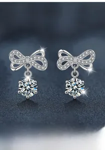 Détail de boucles d'oreilles nœud en argent S925 avec moissanite et pampilles pendantes