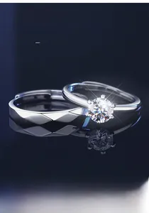 Vue détaillée des bagues de couple en argent S925 avec moissanite sertie à six griffes