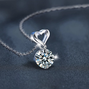 Collier cœur classique en argent sterling S925 avec pendentif moissanite rond 1 carat