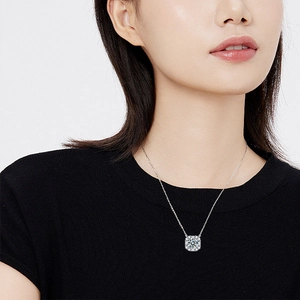 Elegante collana in argento S925 con ciondolo in moissanite su modella femminile