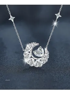 Détail macro du pendentif lune et cœur montrant 58 facettes de précision sur la pierre