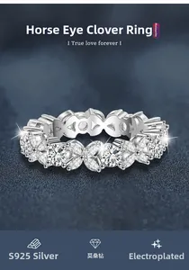 Dettaglio macro di pietre moissanite marquise su anello a quadrifoglio in argento 925
