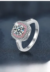 Vue détaillée d'une bague en argent S925 avec moissanite et halo de diamants roses