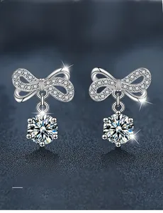 Détail des boucles d'oreilles nœud en argent massif avec moissanite de coupe 3EX