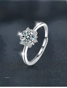 Détail de la bague flocon en moissanite avec taille 3EX, 58 facettes et anneau ajustable