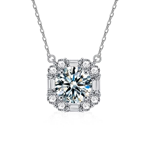 Collana con ciondolo a cubetto in argento S925 e pietra moissanite taglio brillante