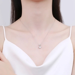 Élégant collier cœur en argent s925 avec moissanite d'un carat sur un mannequin