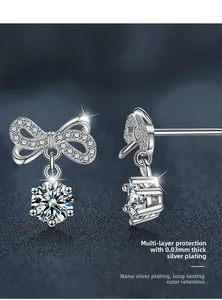 Gros plan sur boucles d'oreilles nœud en argent avec moissanite et placage épais