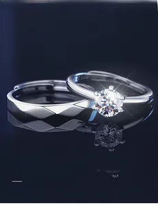 Vue macro de bagues de couple en argent 925 avec moissanite à 6 griffes et détails de coupe 3EX
