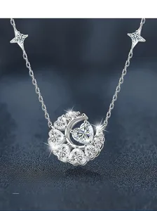 Vue macro du collier lune en argent S925 avec des pierres moissanite en forme de cœur