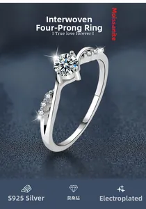 Détail de la bague en argent S925 avec moissanite et micro-pavé sur les côtés