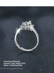 Détail d'une bague flocon de neige en argent S925 avec moissanite brillante au centre