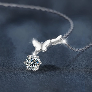 Collier papillon en argent sterling 925 avec un solitaire étincelant en moissanite