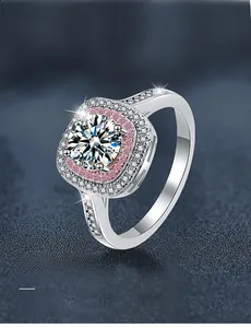Gros plan d'une bague en argent avec pierre centrale et 58 diamants roses facettés