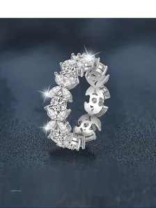 Dettaglio dell'anello in argento 925 con moissanite taglio marquise vista laterale