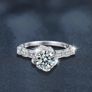 Bague couronne en argent 925 avec moissanite de 1 carat sur fond bleu profond de luxe