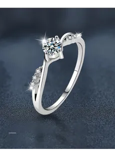 Vue macro d'une bague en argent 925 avec moissanite taille 3EX et 58 facettes
