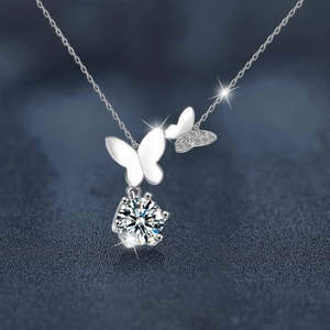 Collier papillon élégant en argent sterling 925 avec un pendentif moissanite brillant