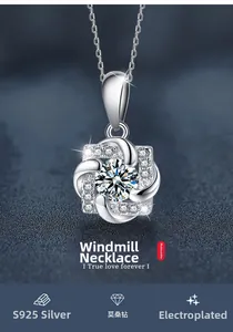 Macro di un ciondolo a mulino a vento in argento S925 con moissanite e placcatura