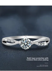 Gros plan sur bague en argent 925 avec anneau torsadé et finition nano-plaquée