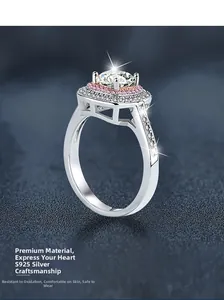Macro d'une bague en argent S925 avec pierre ronde et halo de diamants roses