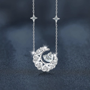Collier lune et étoile en argent 925 avec pendentif moissanite cœur sur fond bleu