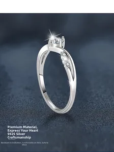 Vue détaillée de la bague en argent 925 avec anneau torsadé et moissanite ronde étincelante