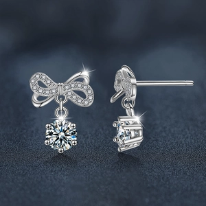 Élégantes boucles d'oreilles nœud en argent 925 avec moissanite ronde sertie à six griffes