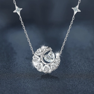 Collier en argent 925 avec pendentif étoile, lune et cœur moissanite sur fond bleu