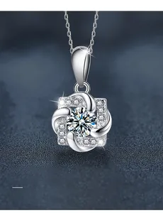 Dettaglio del ciondolo in moissanite taglio 3EX con design a mulino a vento a 58 faccette
