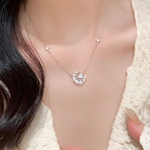 Collier en argent 925 avec moissanite et pendentif fleur porté par un mannequin
