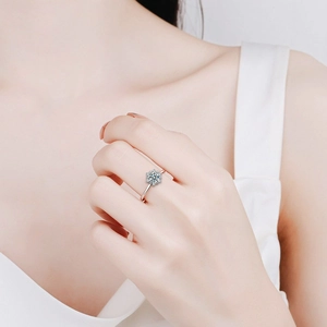 Bague flocon de neige élégante en argent 925 avec diamant moissanite sur main femme