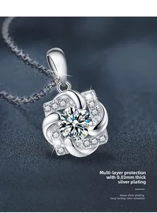 Macro di una collana a mulino a vento in argento con moissanite e finitura nano-placcata