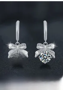 Détail macro de boucles d'oreilles nœud en argent S925 avec pierres de moissanite brillantes