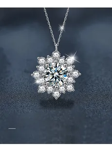 Gros plan du pendentif tournesol S925 avec moissanite sur fond bleu élégant