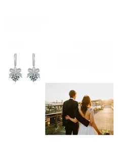 Détail de boucles d'oreilles nœud en argent 925 avec pendentif moissanite et design ruban soyeux