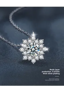 Détail macro du collier pendentif flocon de neige en argent avec moissanite étincelante