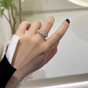 Elegante anello in argento 925 con moissanite taglio marquise indossato sull'indice