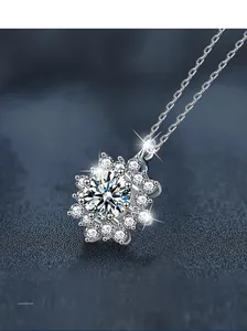 Gros plan du collier fleur de soleil en argent S925 avec pendentif flocon étincelant