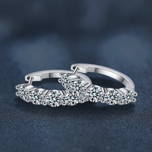 Elegantes pendientes de aro de plata 925 con siete piedras moissanitas brillantes