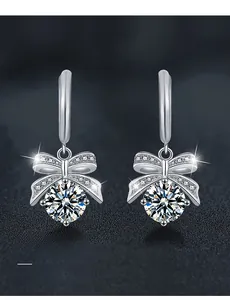 Gros plan sur boucles d'oreilles nœud en argent 925 avec moissanite taille 3EX